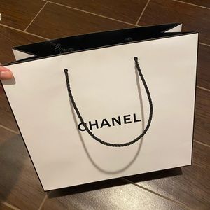 CHANEL black & white gift bag 🖤